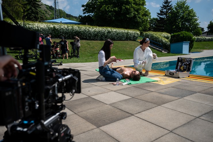 Einstein - nakrúcanie scény na kúpalisku