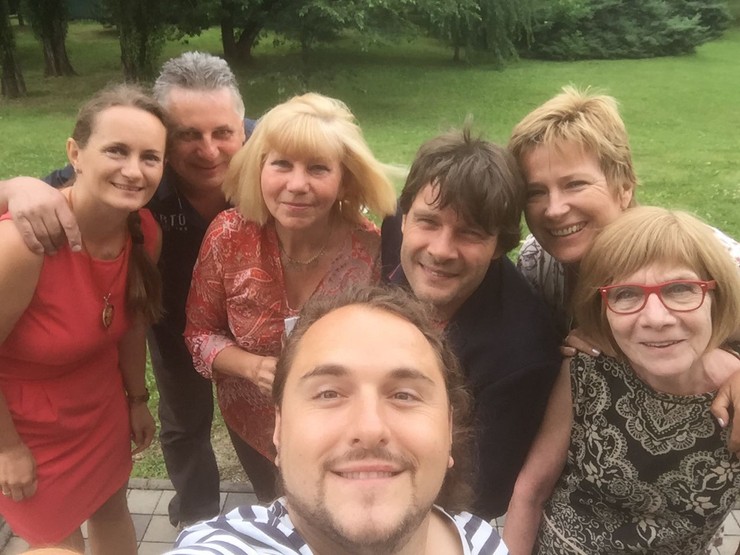 Herci z pripravovaného seriálu Hotel a ich fanúšikovia