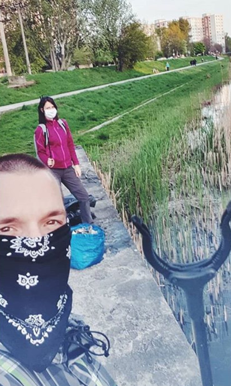 Mišo Sabo počas zberu odpadkov