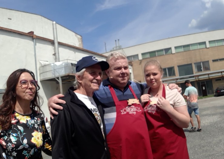 Michael Douglas a Catherine Zeta-Jones sa odfotili aj so súťažiacimi a dramaturgičkou z Mojej mamy