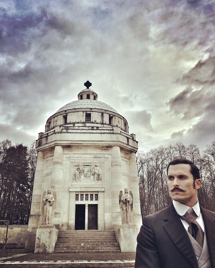 1890 - Ján Kolenik a jeho zbierka fotiek z nakrúcania na Betliari.jpg