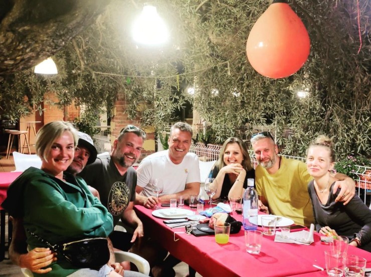 Monika Hilmerová, Jaro Bekr, Evita Twardzik s manželom a Marcel Forgáč s priateľmi