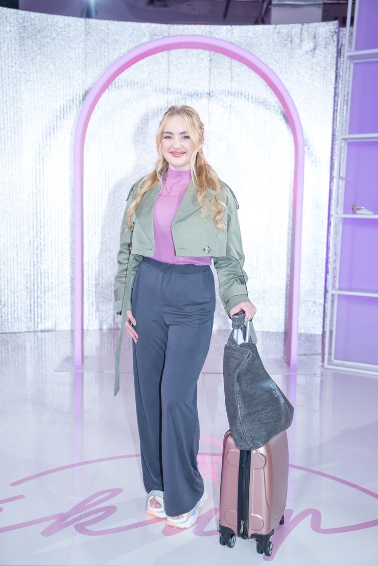 Nákupné maniačky - Súťažiace v trenčkotoch