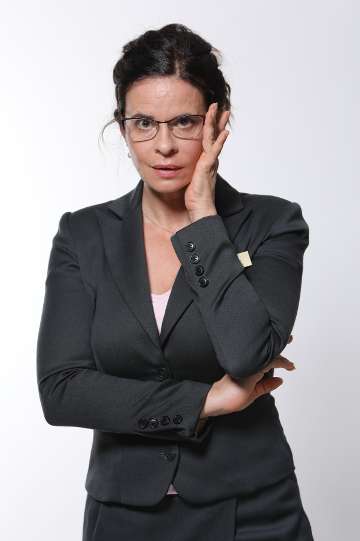 Zuzana Fialová ako riaditeľka Adela v seriáli Delukse