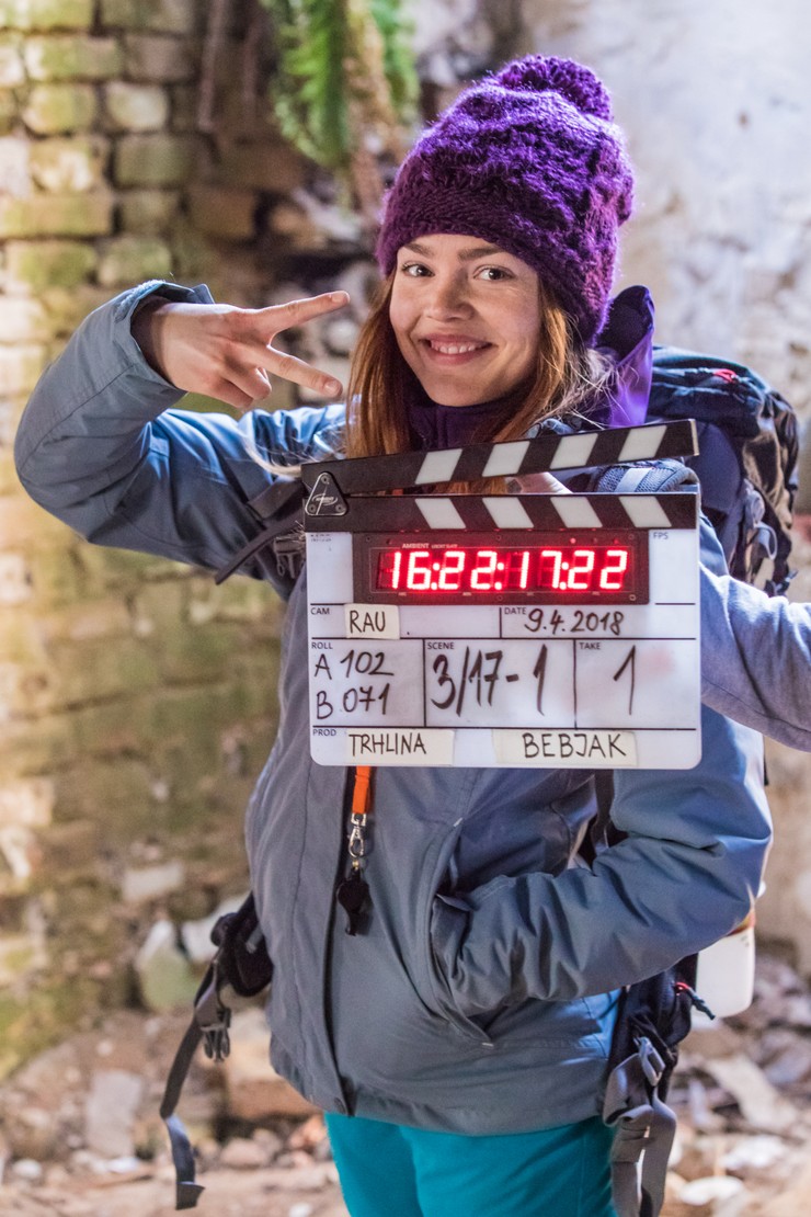 Mary Bartalos počas nakrúcania Trhliny