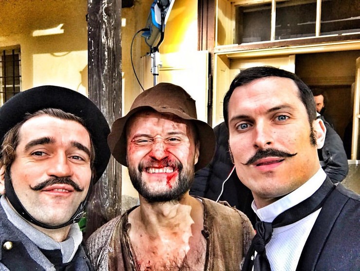 1890 - Ján Kolenik a jeho zbierka fotiek z nakrúcania na Betliari.jpg