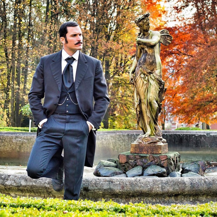 1890 - Janko Kolenik a jeho zbierka fotiek z nakrúcania na Betliari.jpg