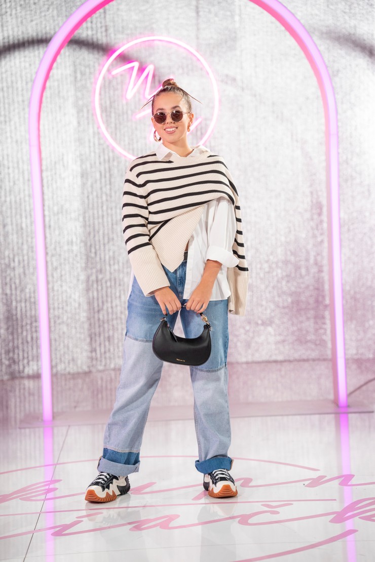 Nákupné maniačky - Súťažiace v outfitoch s prúžkami