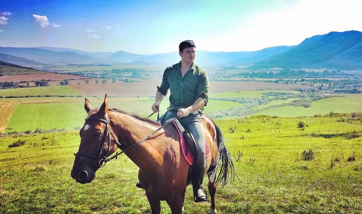 1890 - Janko Kolenik a jeho zbierka fotiek z nakrúcania na Betliari.jpg