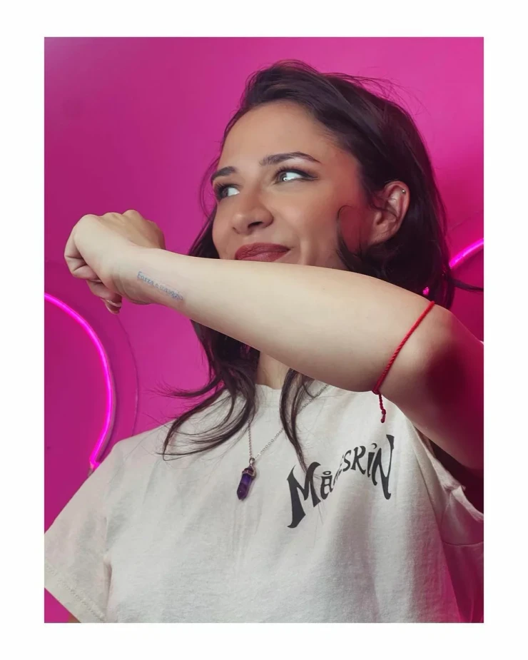 Eva Burešová má na rukách niekoľko drobných tetovaní