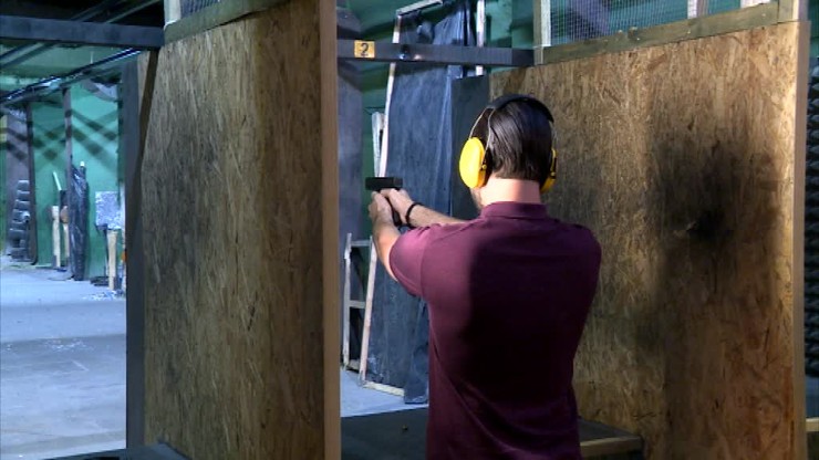 Herec seriálu Za sklom, Noël Czuczor, má mnoho tvárí. Hovoriť dokonca musí štyrmi jazykmi150