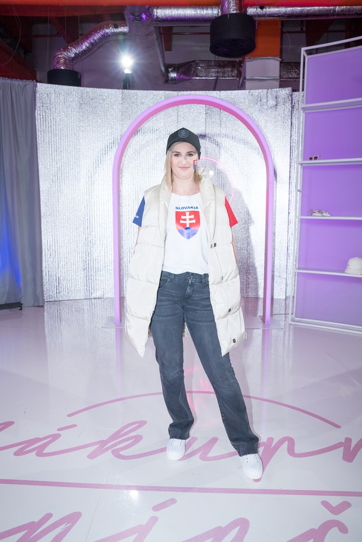 Nákupné maniačky: téma Hokejová fanúšička - Veronika