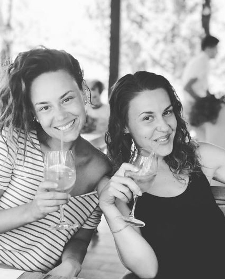 Dominika Kavaschová so sestrou