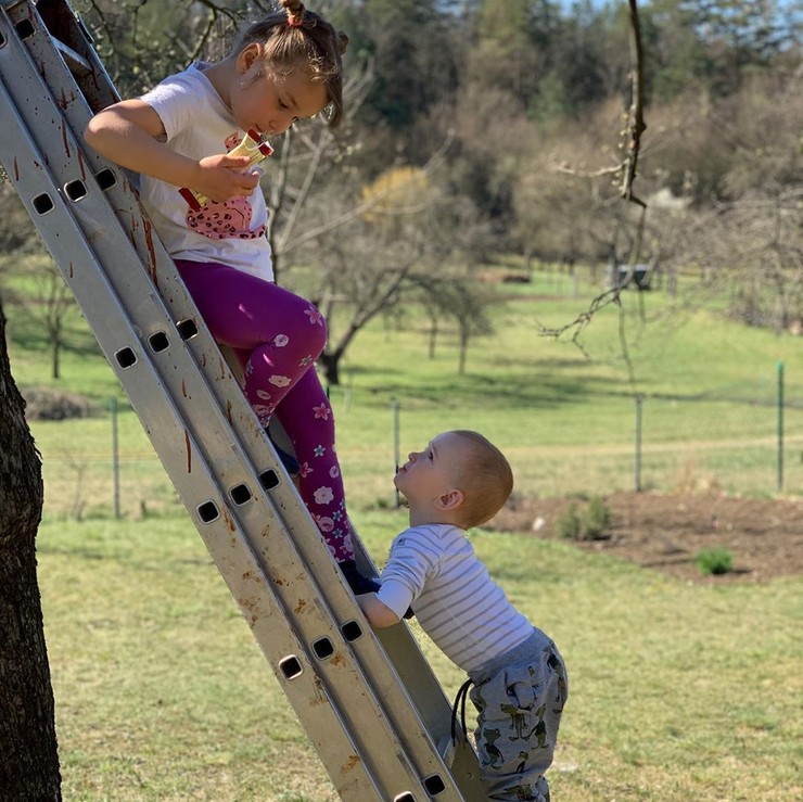 Helena Krajčiová s Anikou a Kryštofom na Kopaniciach