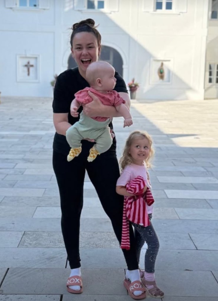 Dominika Kavaschová s dcérkou a synčekom