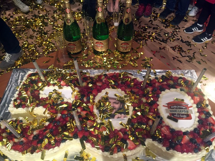 Moja mama varí lepšie ako tvoja oslávila 500 častí - torta