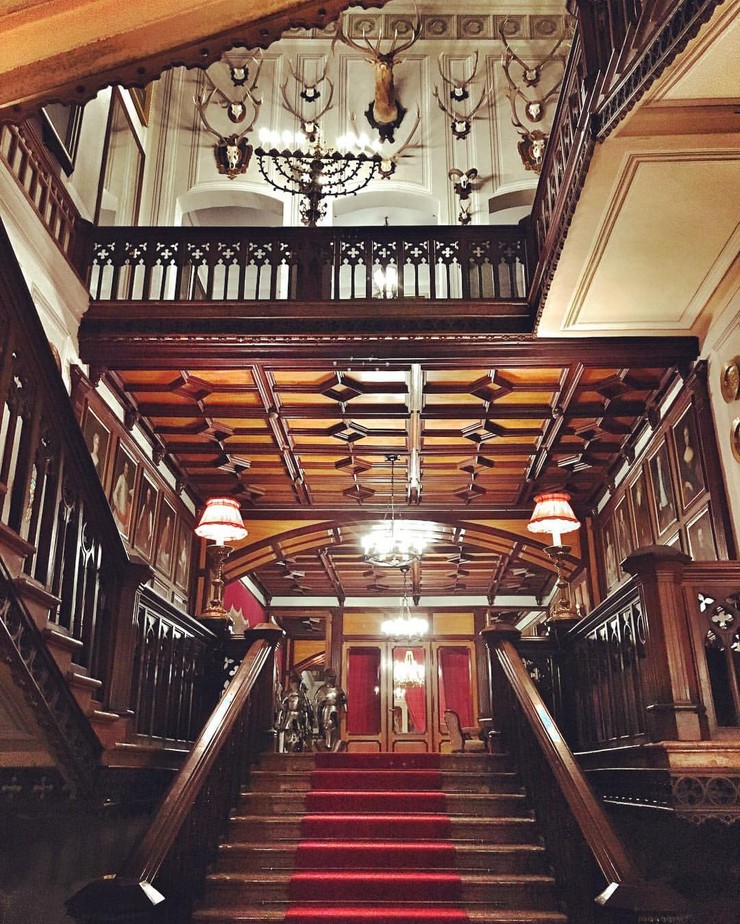 1890 - Ján Kolenik a jeho zbierka fotiek z nakrúcania na Betliari.jpg