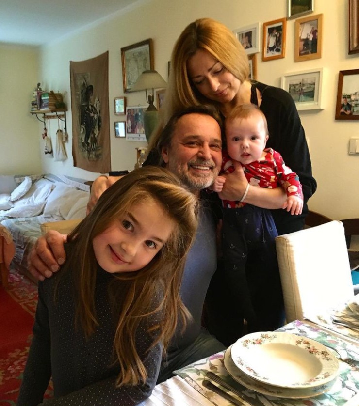 Jozef Vajda s dcérou Leou a s vnúčatami