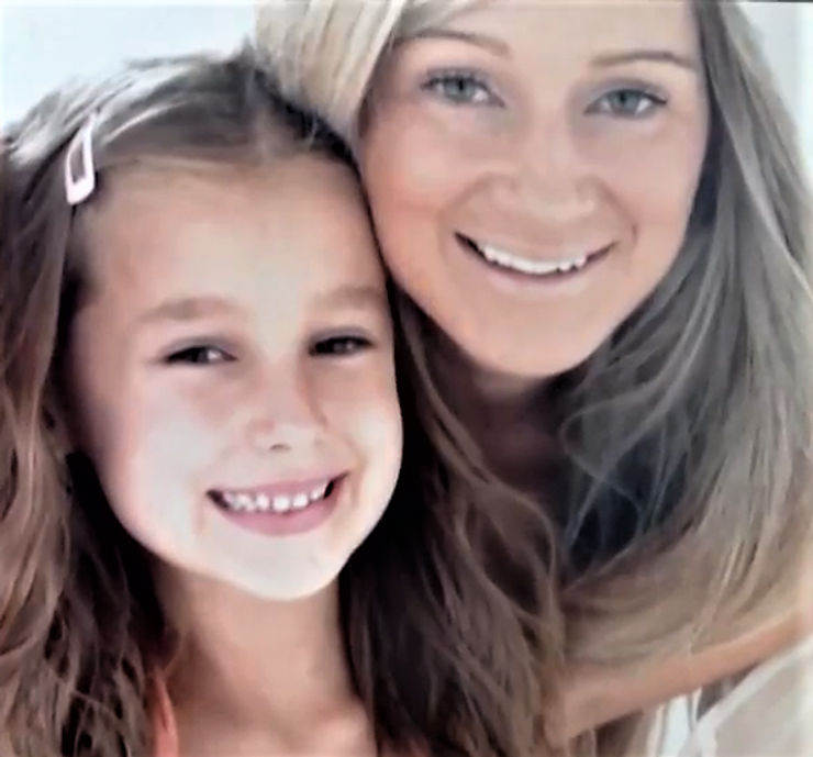 Leona Novoberdaliu s mamou