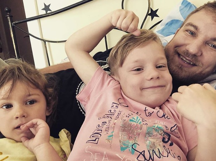 Lukáš Adamec s deťmi