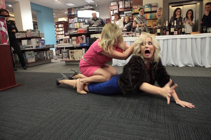 Alica a Evita bitka na krste - Panelák 3