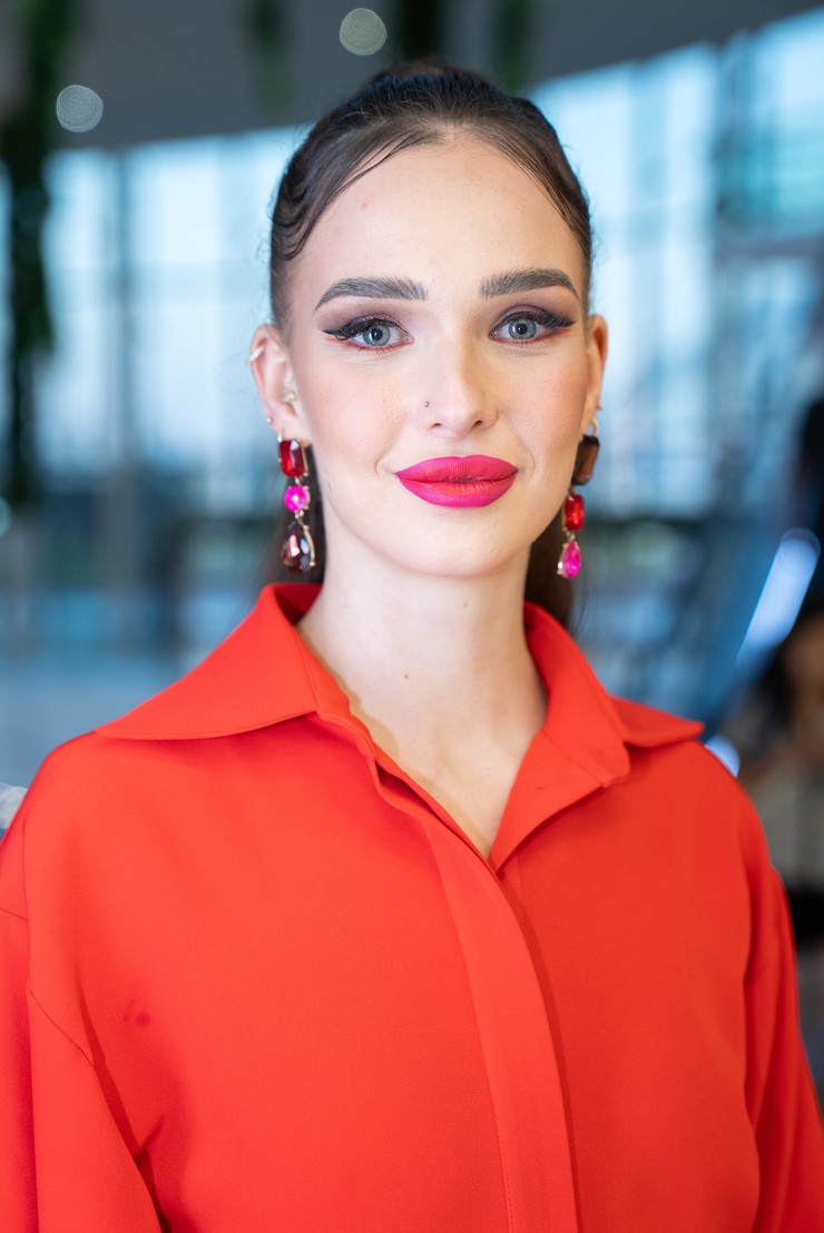 Nákupné maniačky téma 50 odtieňov červenej - Aneta