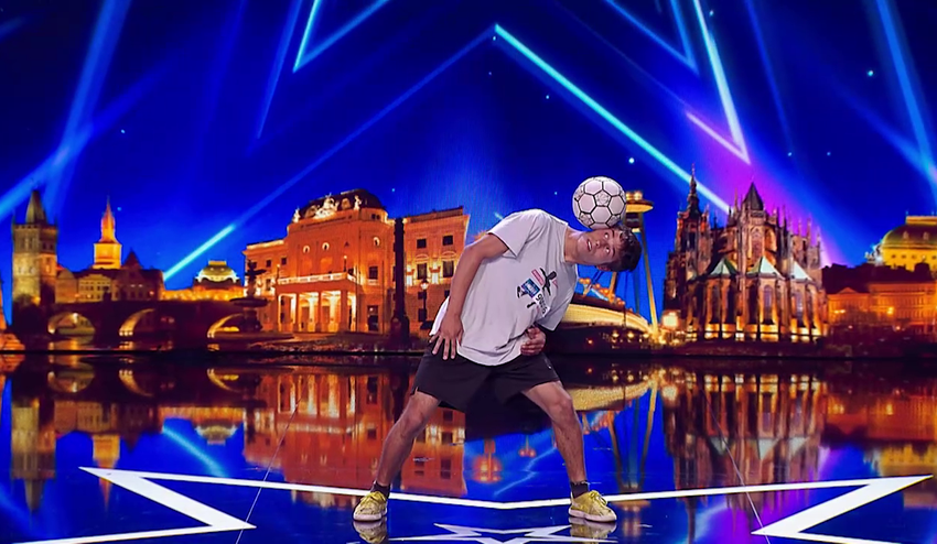 Tento muž popiera všetky zákony gravitácie: Futbalová lopta bola na ňom ako prilepená!