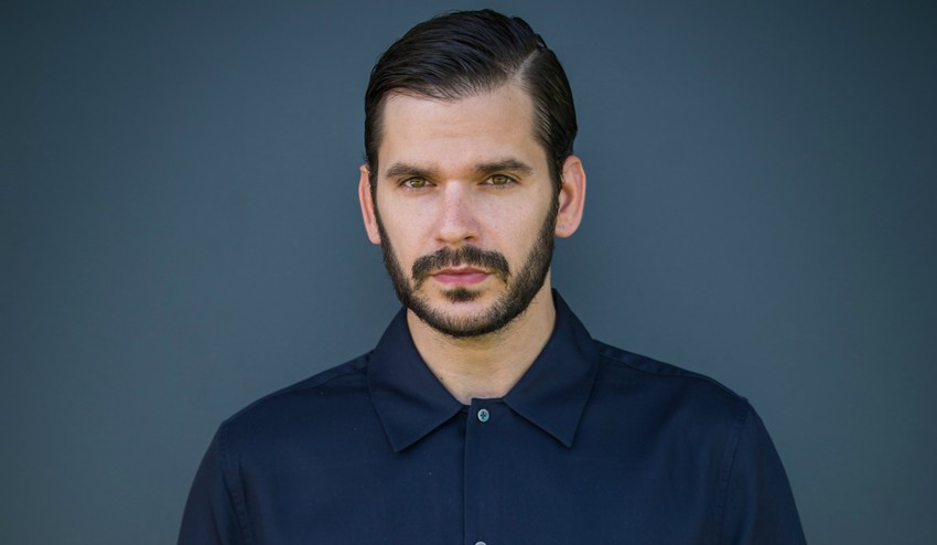 V Za sklom 2 hrá slizkého a zákerného mafiána: Mimo kamier je Noël Czuczor sexi zlatíčko!