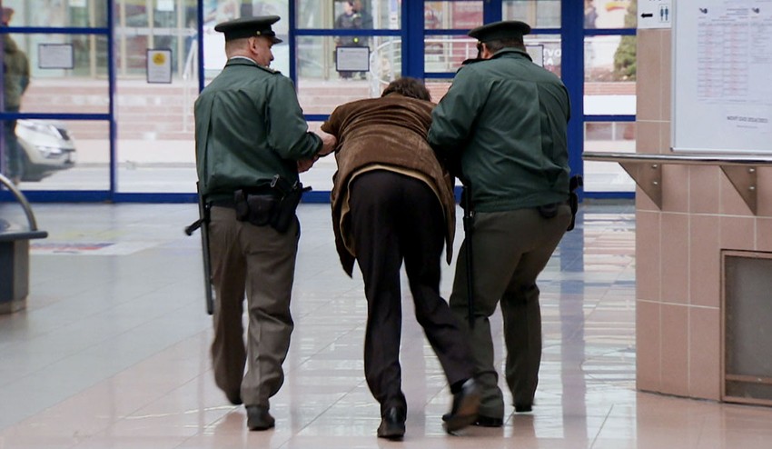 Za peniaze aj vlastnú rodinu zapredal: Vasiľa odvádza polícia