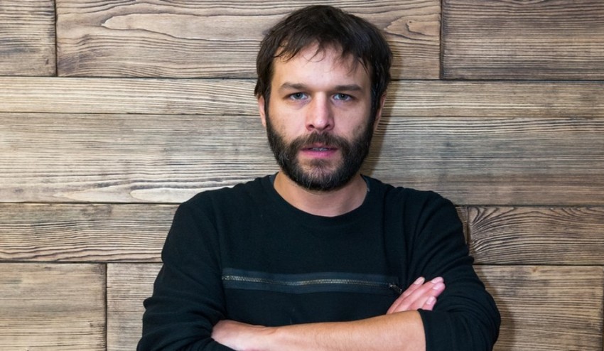 Bol vzorný študent, no hrá grázlov! Zvláštny život má aj v seriáli Bola raz jedna škola!