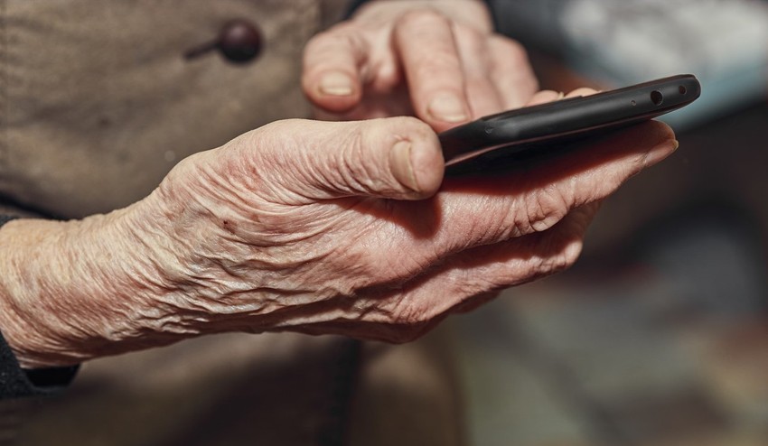 Starší ľudia sú tí najzraniteľnejší: Takto im môžete pomôcť, aby odhalili podvodníka!