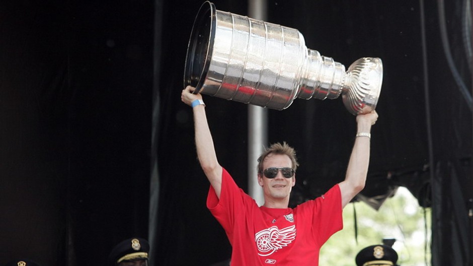 Kapitán Detroitu Nicklas Lidstrom drží Stanley cup