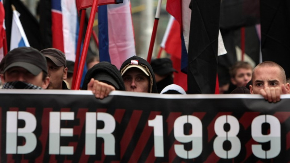 slovenskí neonacisti schovaní za transparentom