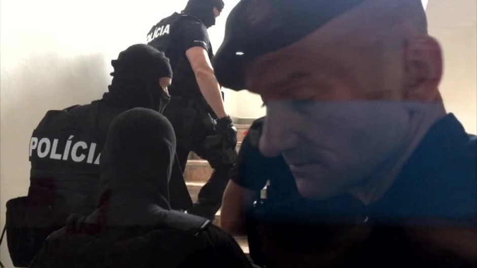 Kukláči a polícia obsadili budovu poisťovne. Prešetrujú jej divné praktiky178