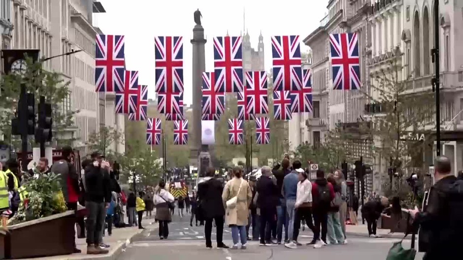 [multi] VN korunovacia Londyn 10518