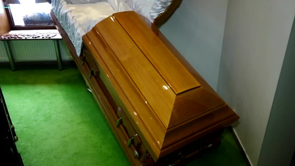 [multi] Problem s pohrebom 7992