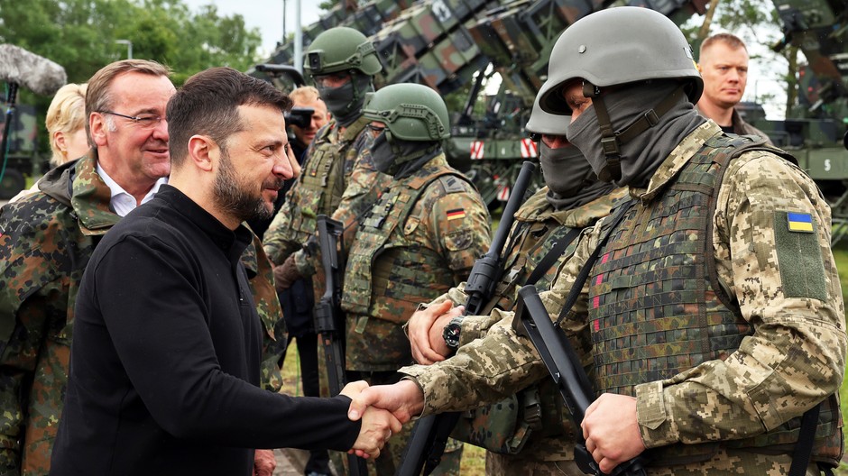 Ukrajinský prezident Volodymyr Zelenskyj (vpredu vľavo)