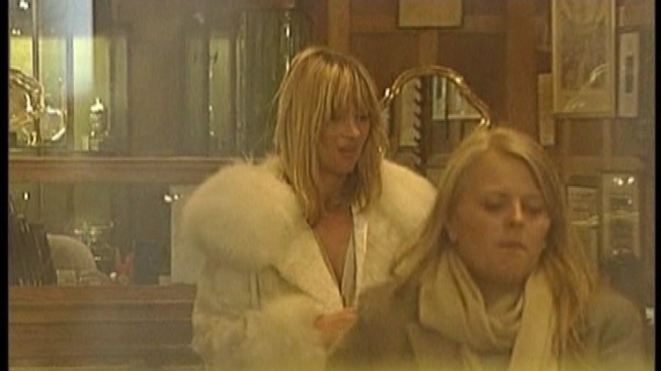 kate moss vovnutri obchodu zvonku foto