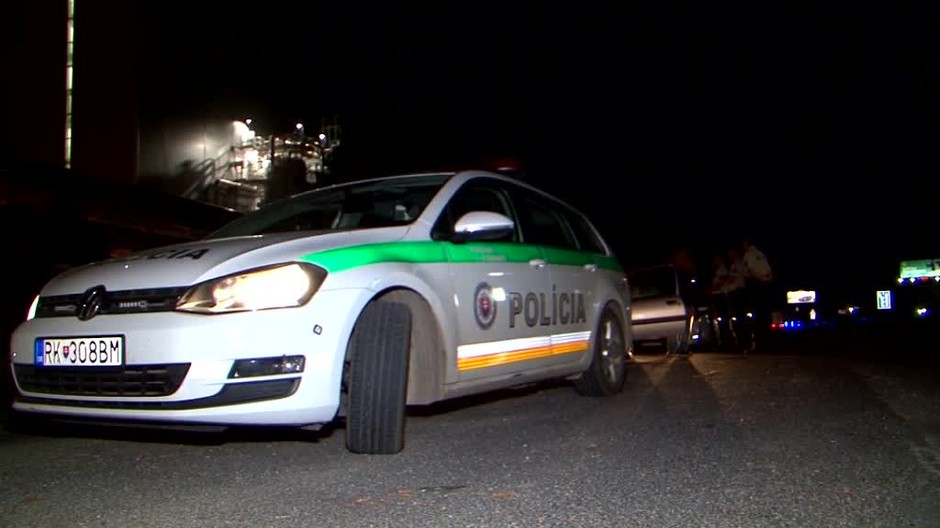 Počas nočnej razie v Ružomberku policajti zaistili v aute podozrivú bielu látku v striekačkách1166