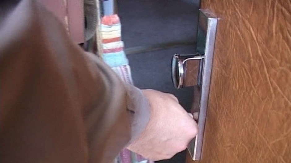 ruka otvara dvere kradez zlodej