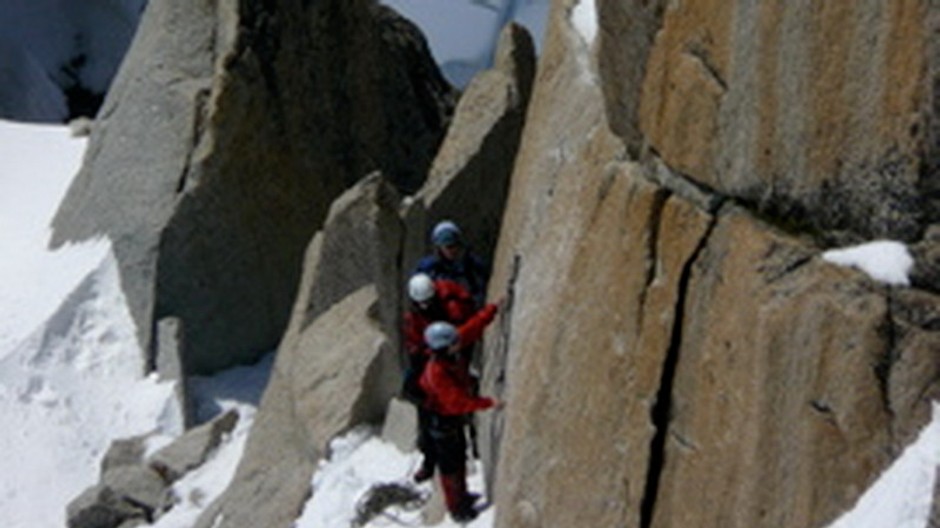 Horolezci na zasnežených skalách