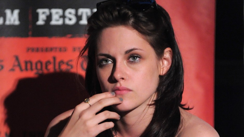 kristen stewart zamyslena, ruka na brade