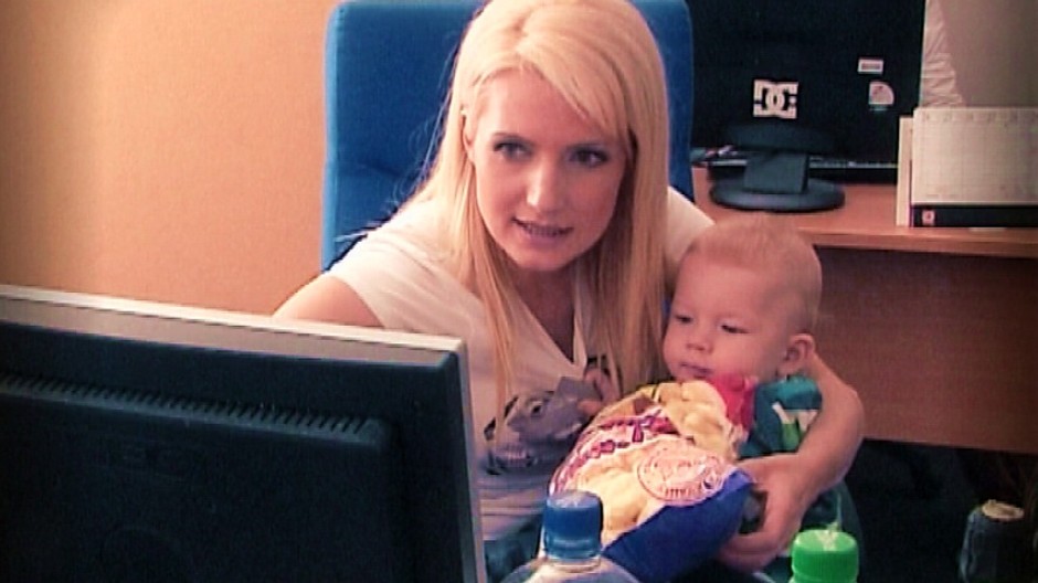 Aneta Parišková so synom pri počítači