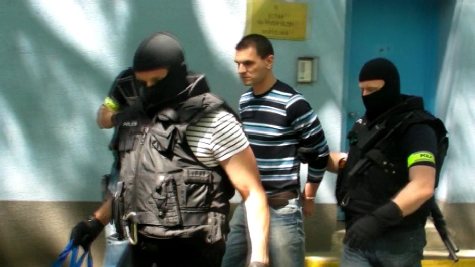 Mello Karol - odvádzajú ho policajti