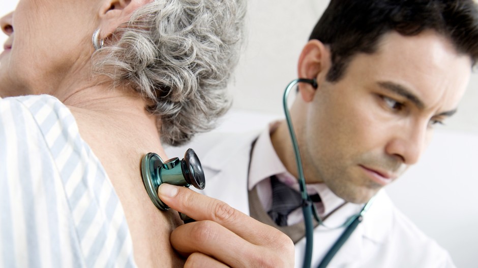 lekár vyšetruje pacientku ilustračné foto