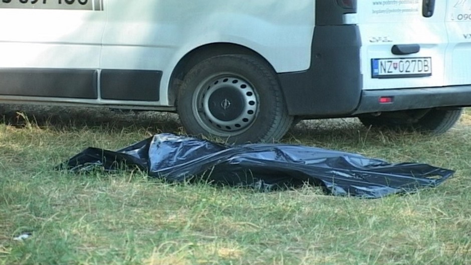 mrtvy zakryty igelitom nikolas kusok auta