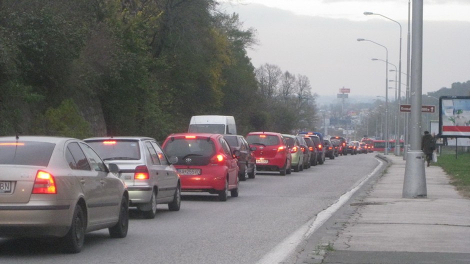 Kolóna pri krematóriu 01