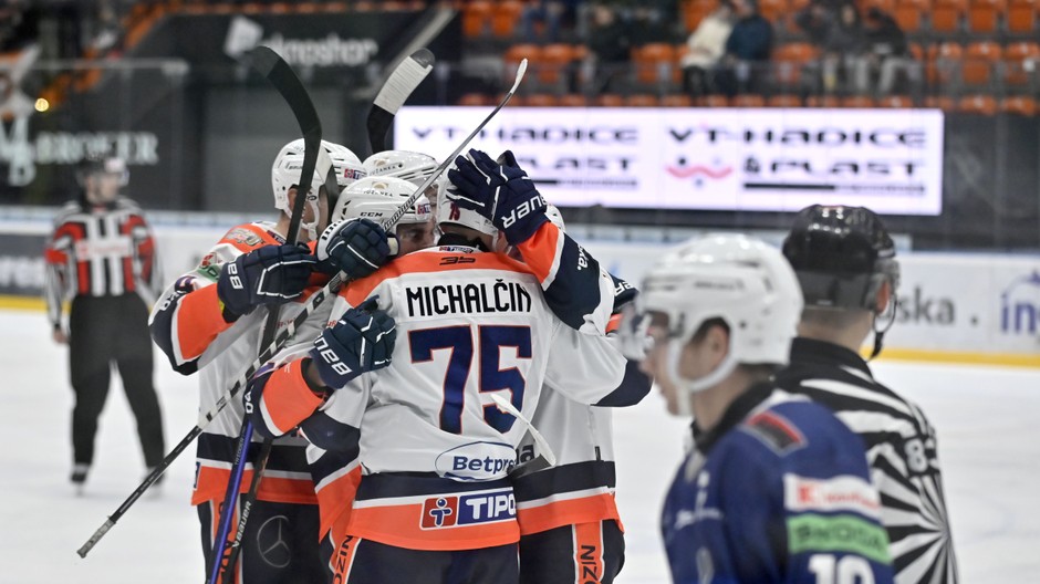 Radosť hokejistov Michaloviec z gólu