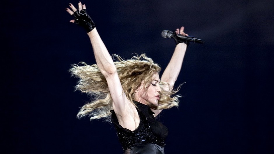 Madonna, vietor, ruky hore