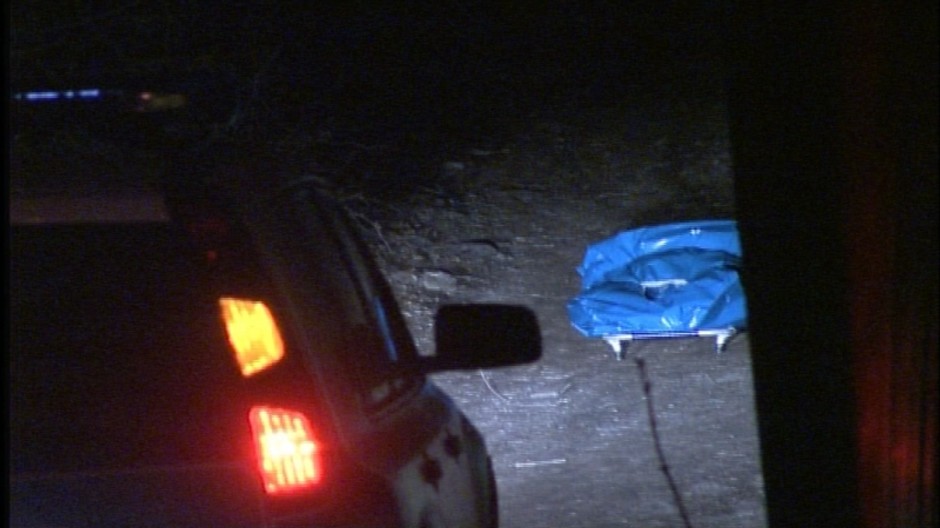 mrtvola zakryta v popredi auto